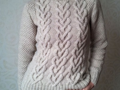 Пуловер с сердцами цвета льна
