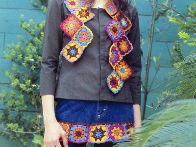 Джинсовая юбка, декорированная мотивами и шарф